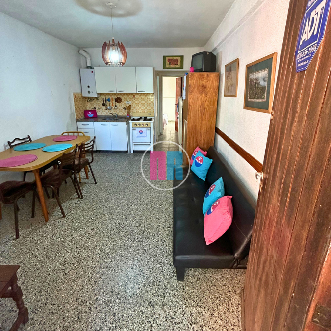 Salta 3284 1°  Depto: 6